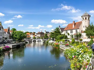 Beautiful canals and historic buildings in Bruges.