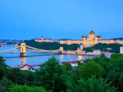 Budapest skyline with Chain Bridge and Buda Castle at dusk.